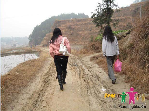 走进西山洞.jpg